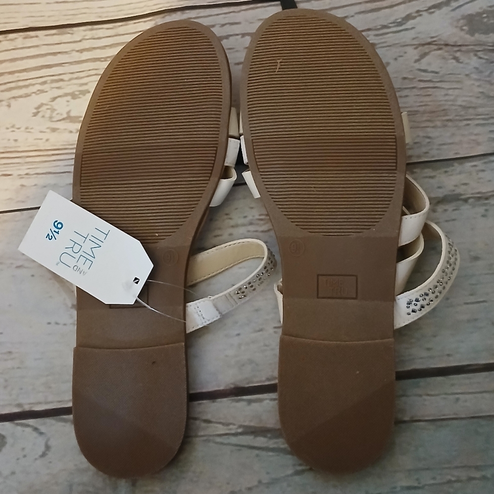 Time and Tru women's vinyl core strappy sandals with bling Bone size 9 1/2 - Picture 3 of 5